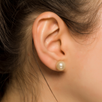 Femme boucles d'oreilles en perles